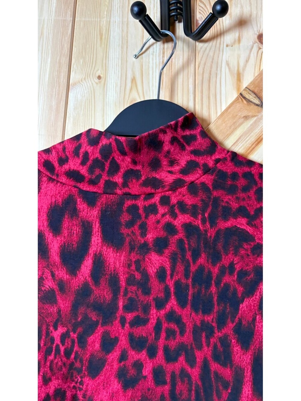 Red and Black Chico's Leopard Print Long Sleeve Pullover Top Size 2 - Picture 3 of 7